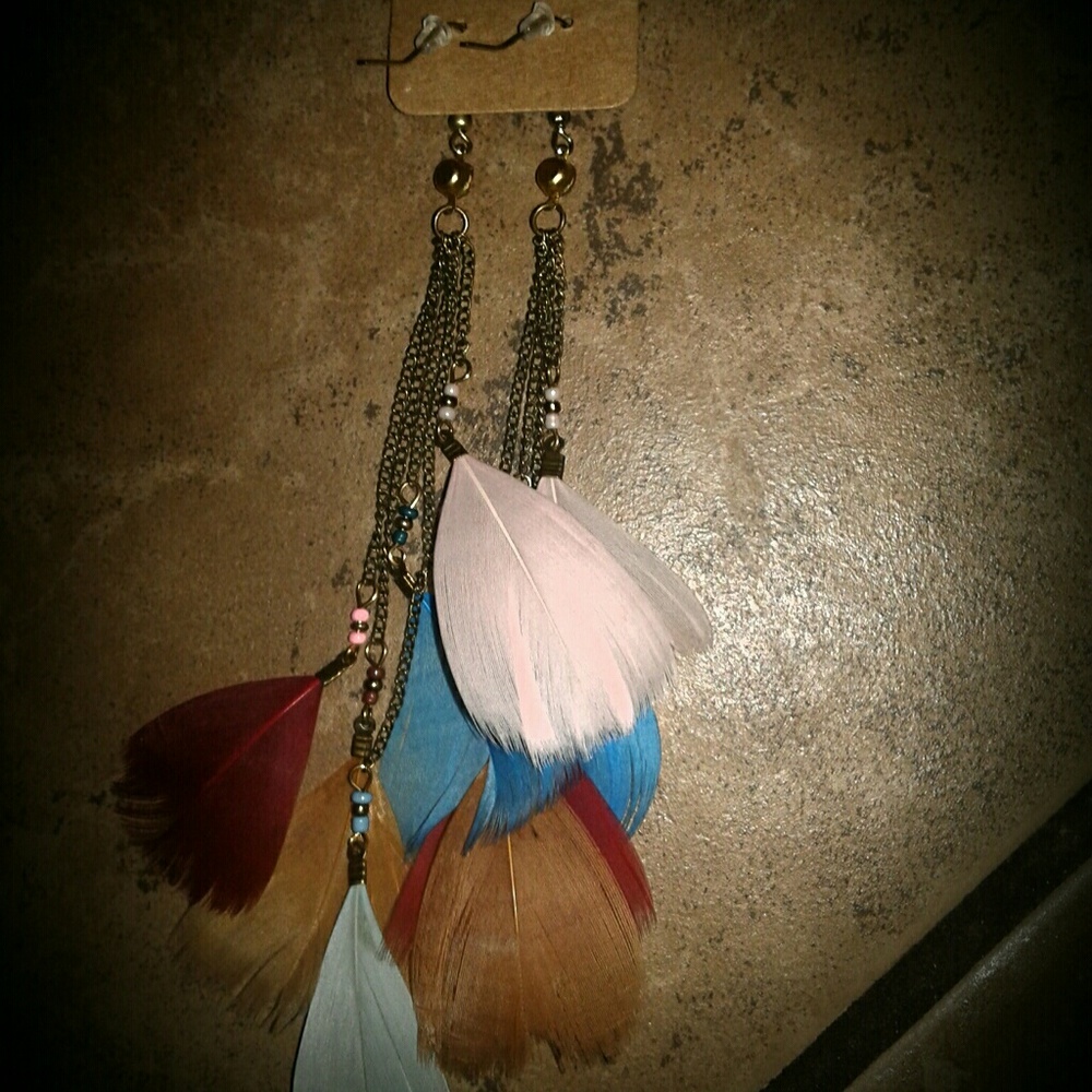 🎉4 for $15🎉Beautiful boho feather earrings NWT! - Picture 3 of 4